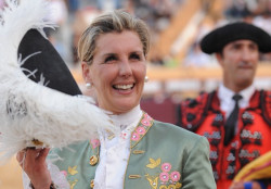 TAUROLEVE APODERA A CAVALEIRA ANA BATISTA